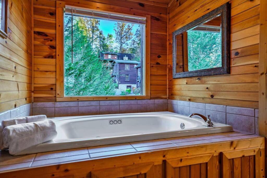 Stunning Mountain Cabin W Hot Tub Gatlinburg Kültér fotó